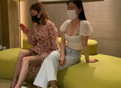 约会两个超骚御姐玩双飞・斯文禽兽